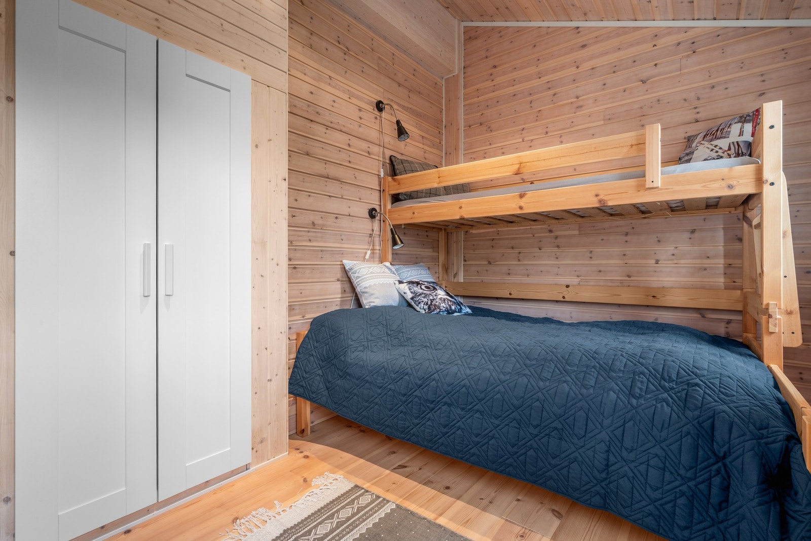 Soverom på 8m² med garderobeskap og egen utgang til hagen. Galleribilde