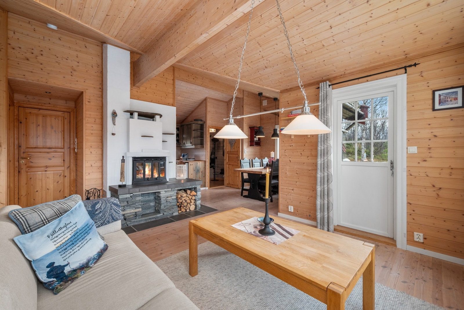 Fra stua har man utgang til terrassen. Galleribilde