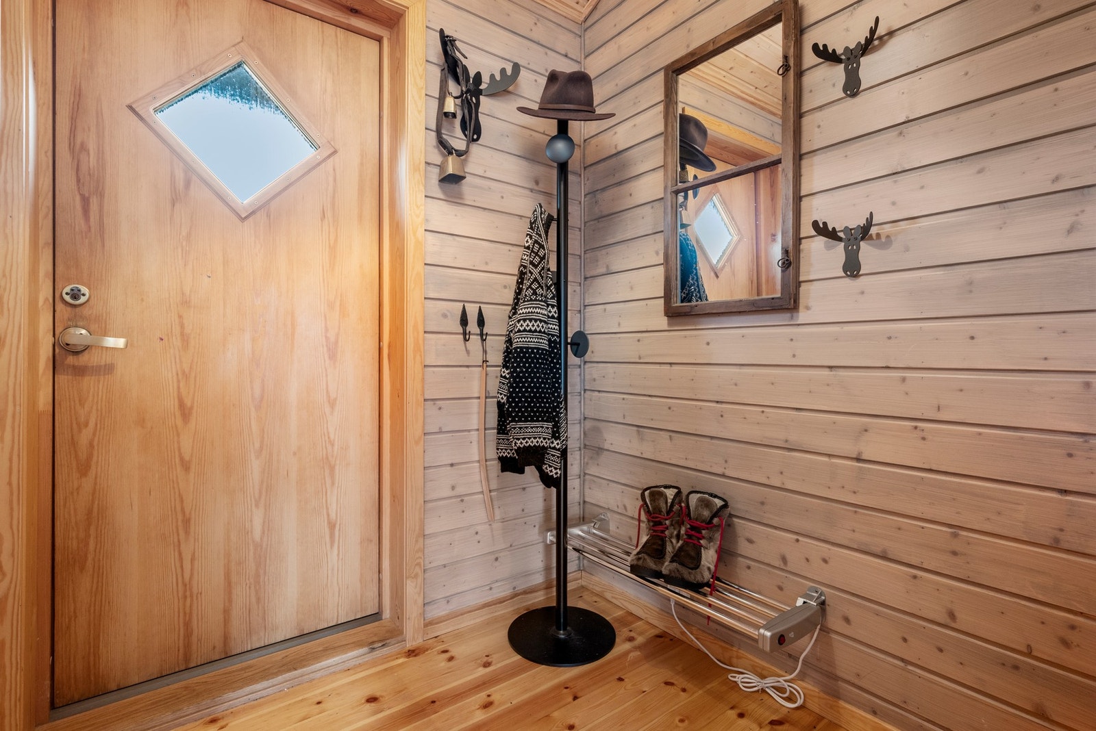 Entré med garderobeskap og sikringsskap. Galleribilde