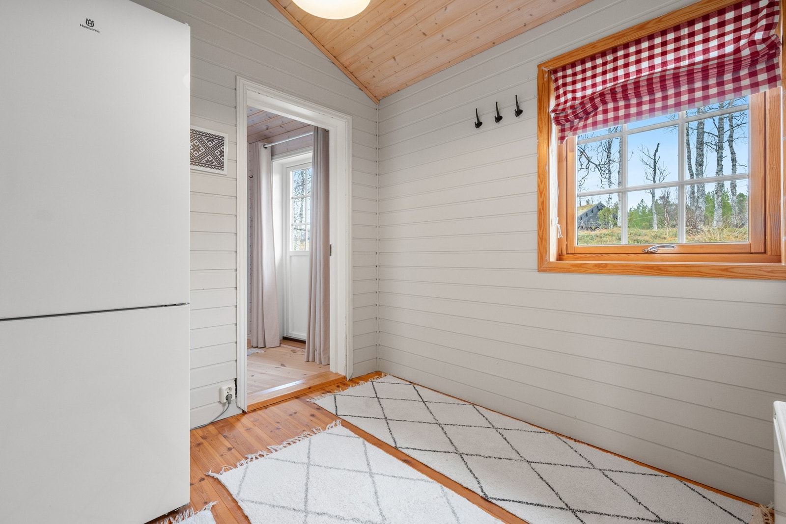 Gang mellom stue og soverom med plass til oppbevaring. Galleribilde