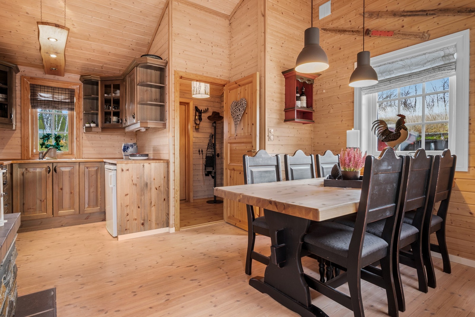 Spisegruppen finner sin naturlige plass mellom kjøkken og stue. Galleribilde