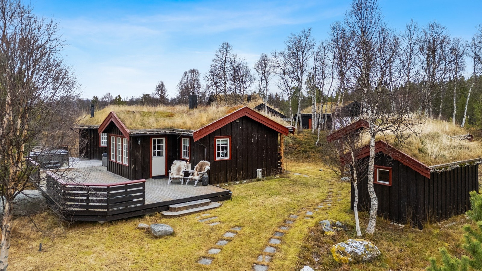 Innholdsrikt hyttetun med romslig hytte, anneks og uthus. Galleribilde