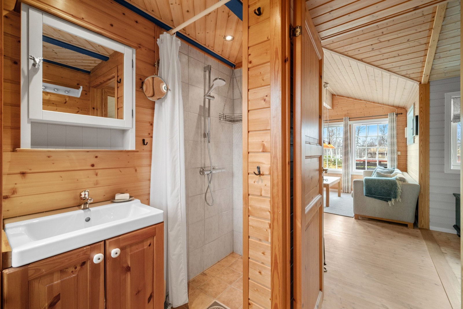 Fra stua kommer man inn til badet. Innredet med servantskap, dusjnisje og wc. Galleribilde