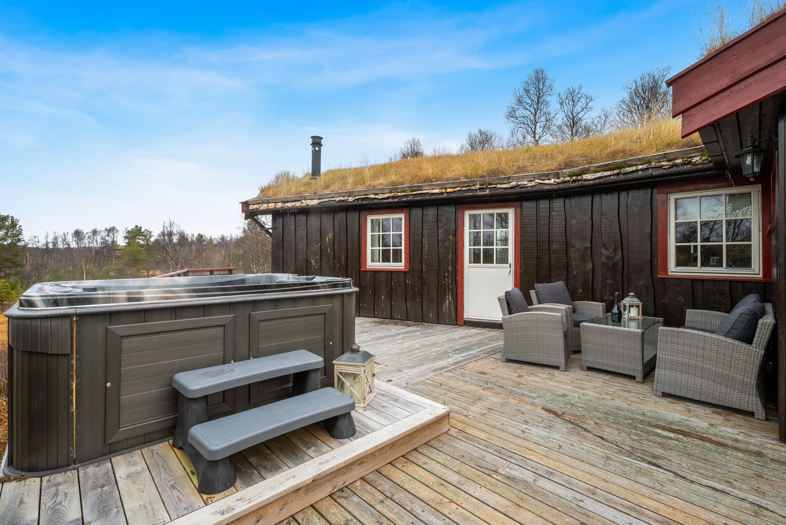 Solrik terrasse på ca. 75m². Her kan du nyte gode utsiktsforhold fra jacuzzien! Galleribilde
