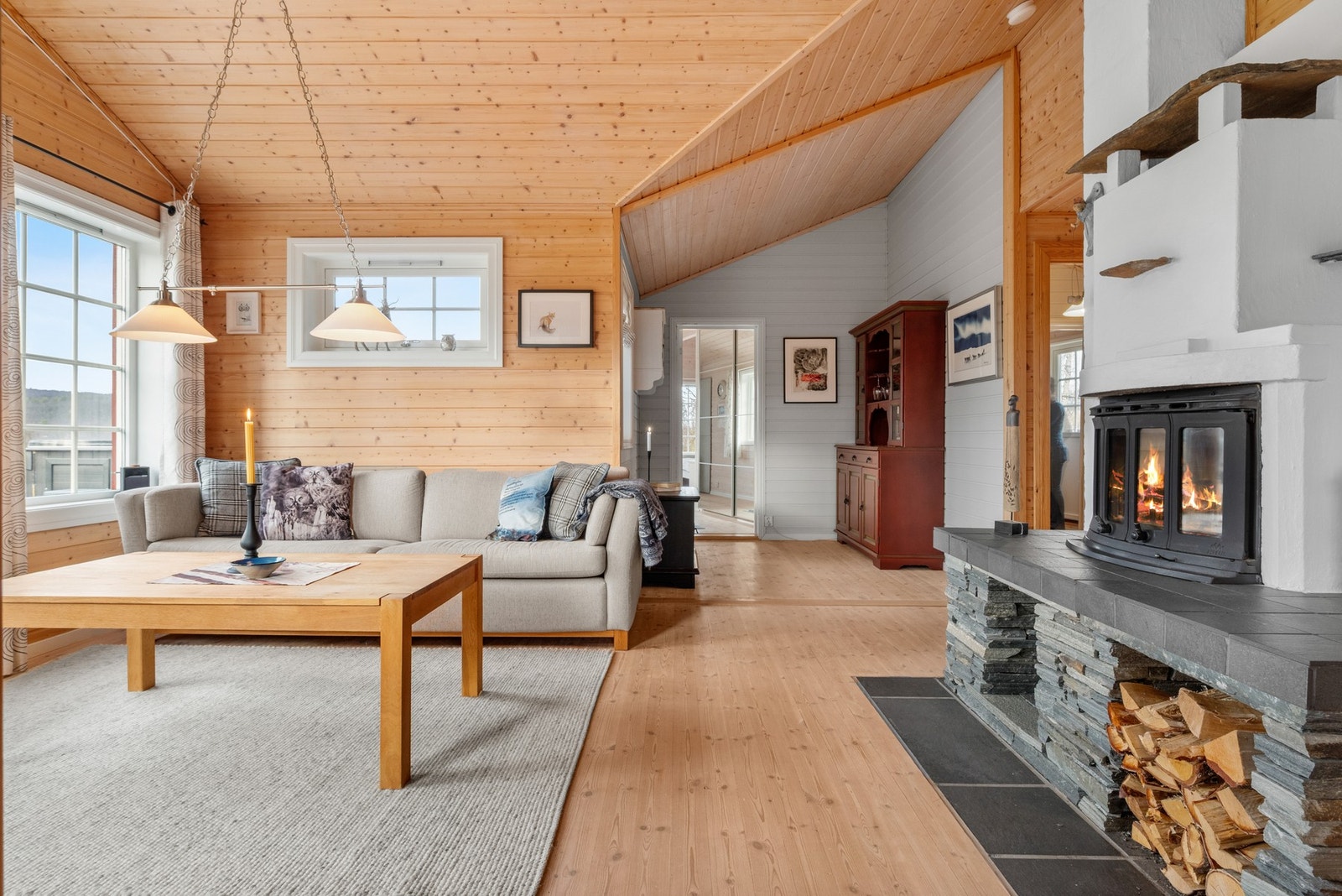 Oppvarming med vedovner og panelovner. Galleribilde