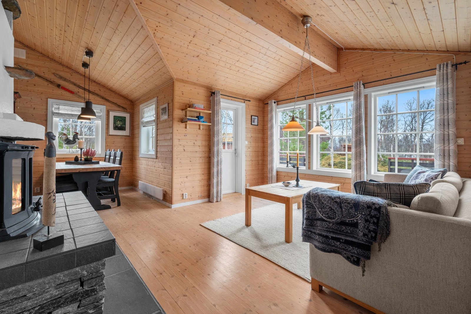 Det er gjennomgående god takhøyde i hele hytta. Galleribilde