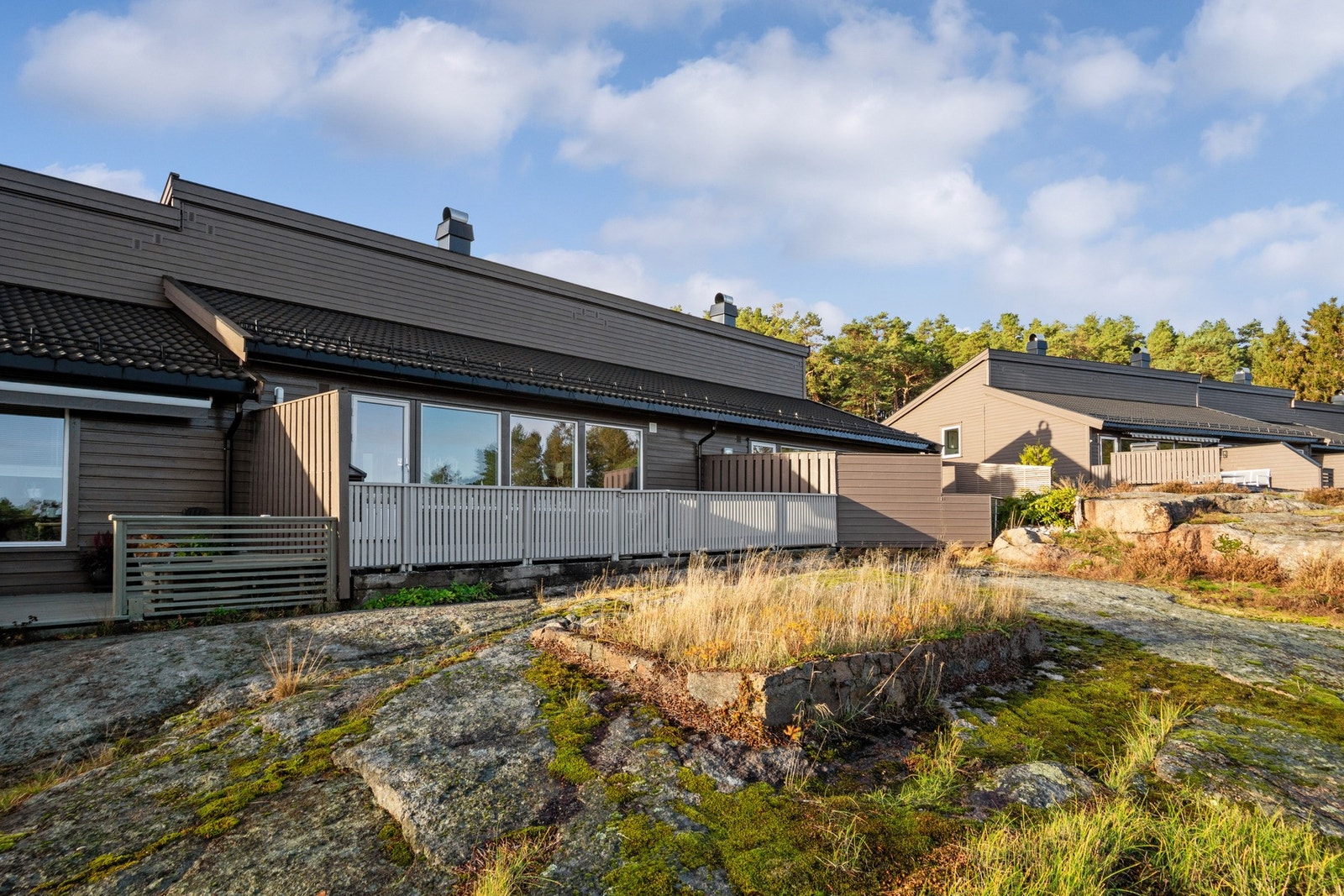 Rekkehuset har en attraktiv beliggenhet med naturen tett på og gode solforhold. Galleribilde