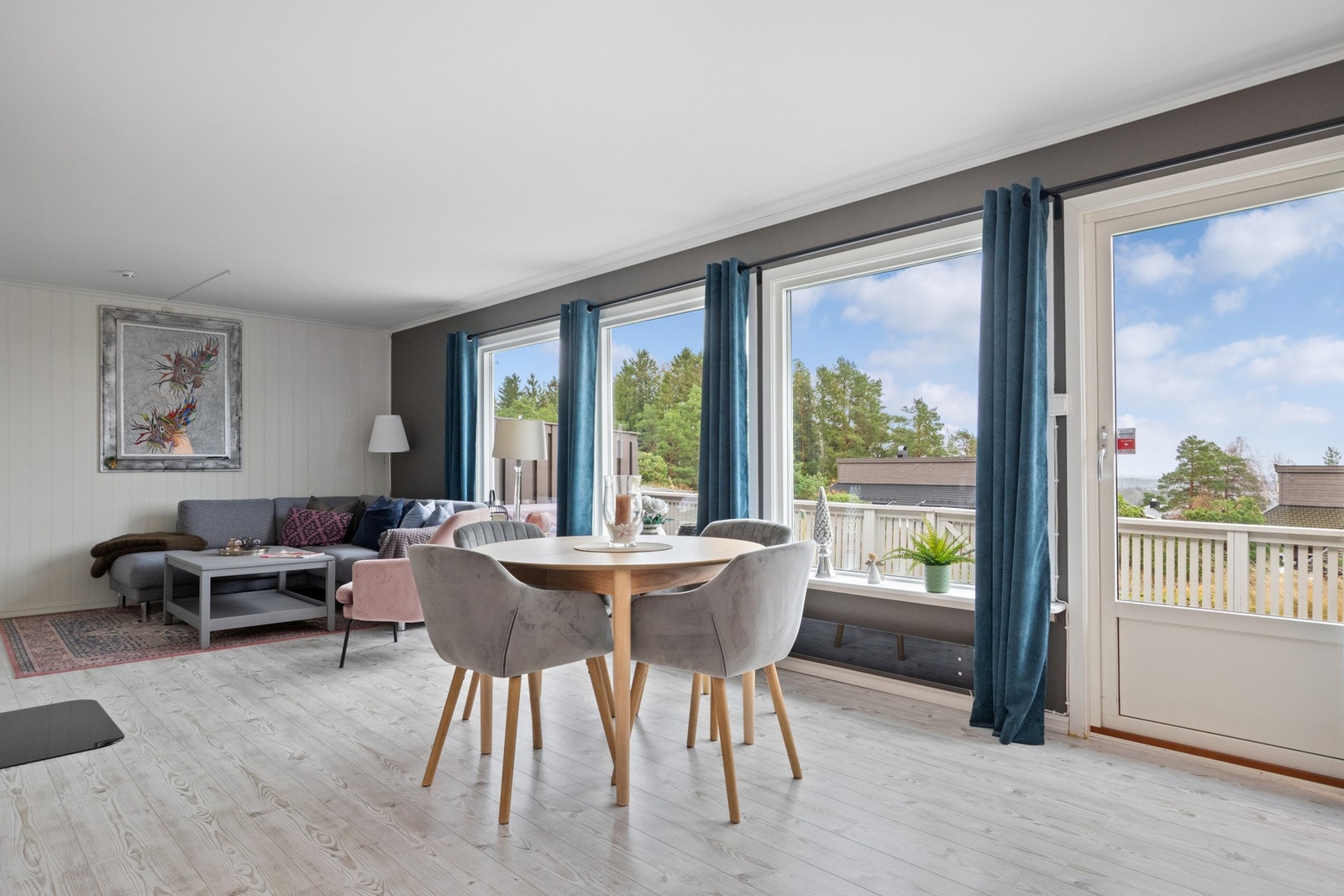 Lys og trivelig stue med store vindusflater som slipper inn rikelig med dagslys og gir et flott utsyn mot nærområdet. Galleribilde