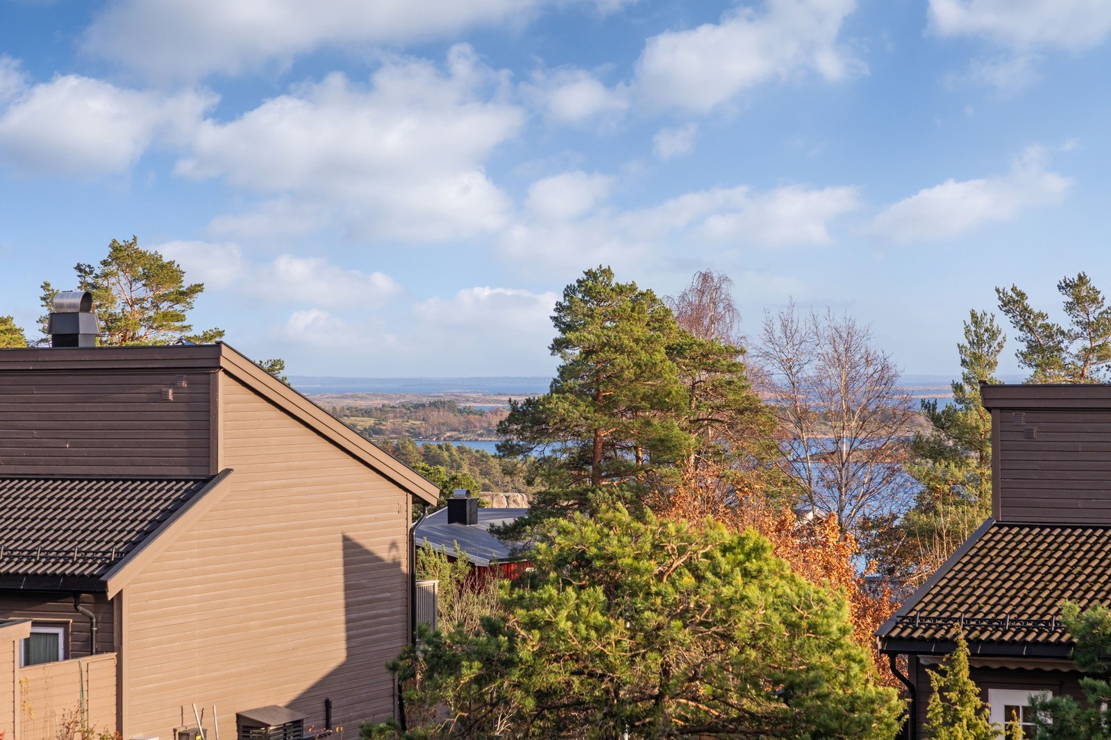 Fra eiendommen har man et vakkert utsyn mot sjø og landskap - fredelig og naturnært. Galleribilde
