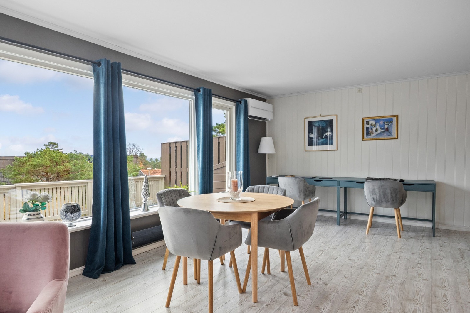 Store vindusflater skaper en behagelig atmosfære og rammer inn den fine utsikten mot naturen og nærområdet. Galleribilde