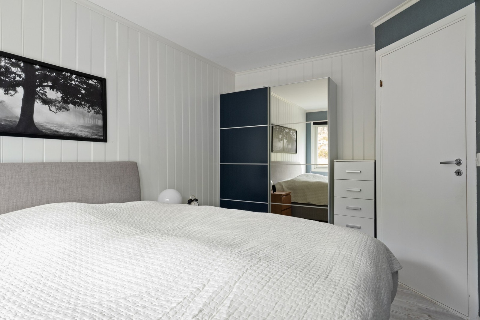 God plass til dobbeltseng og garderobeløsning med skyvedører og speil. Galleribilde