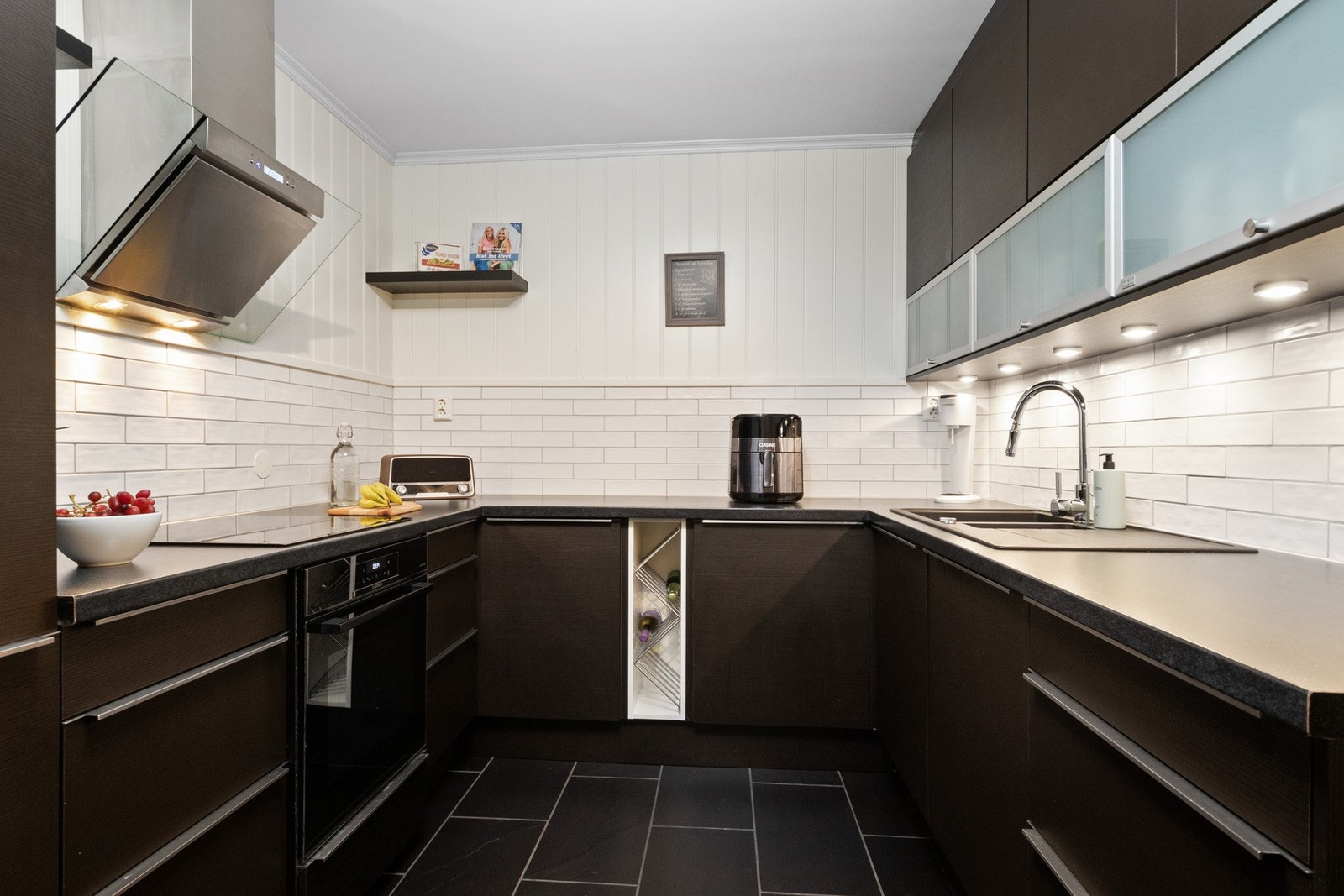 Kjøkkenet er godt utnyttet med rikelig benkeplass, god belysning og integrerte hvitevarer - stekeovn og koketopp er fra 2024. Galleribilde