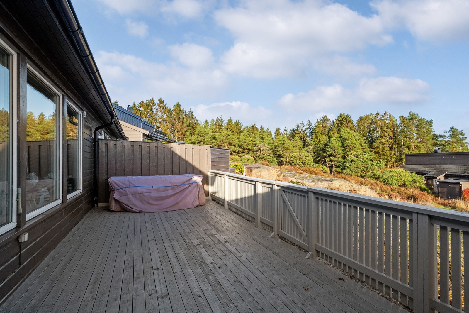 Terrassen har god plass til flere sittegrupper og grill, perfekt for hyggelige samvær ute gjennom hele sesongen. Galleribilde