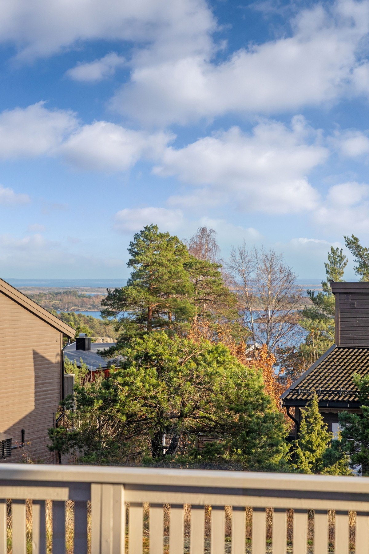 Grønne omgivelser og glimt av sjøen i horisonten. Galleribilde