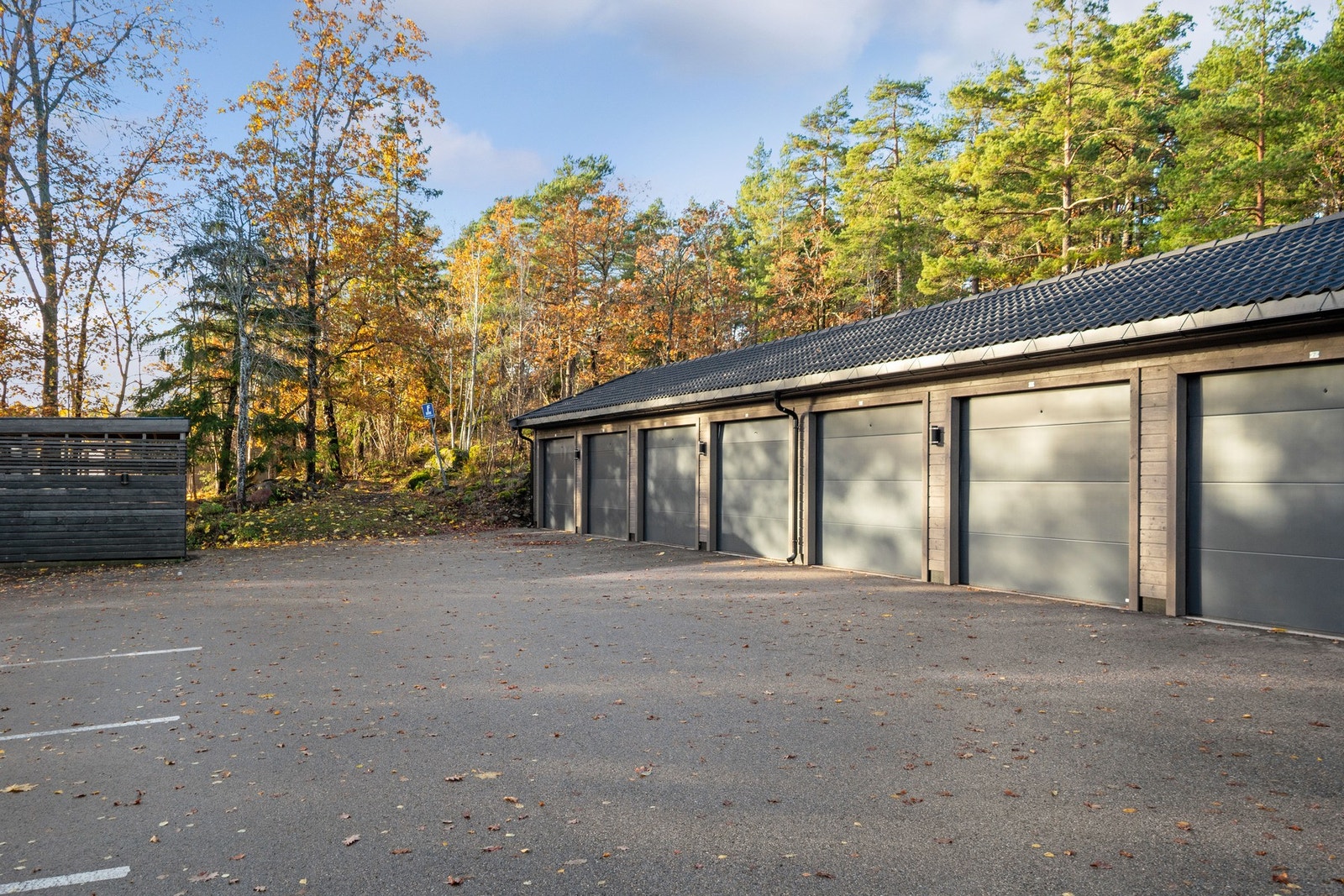 Garasje med elektrisk port og parkeringsmuligheter rett utenfor. Galleribilde