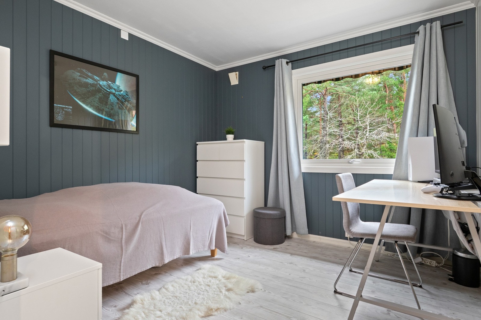 Soverom med plass til både seng og skrivebord. Galleribilde