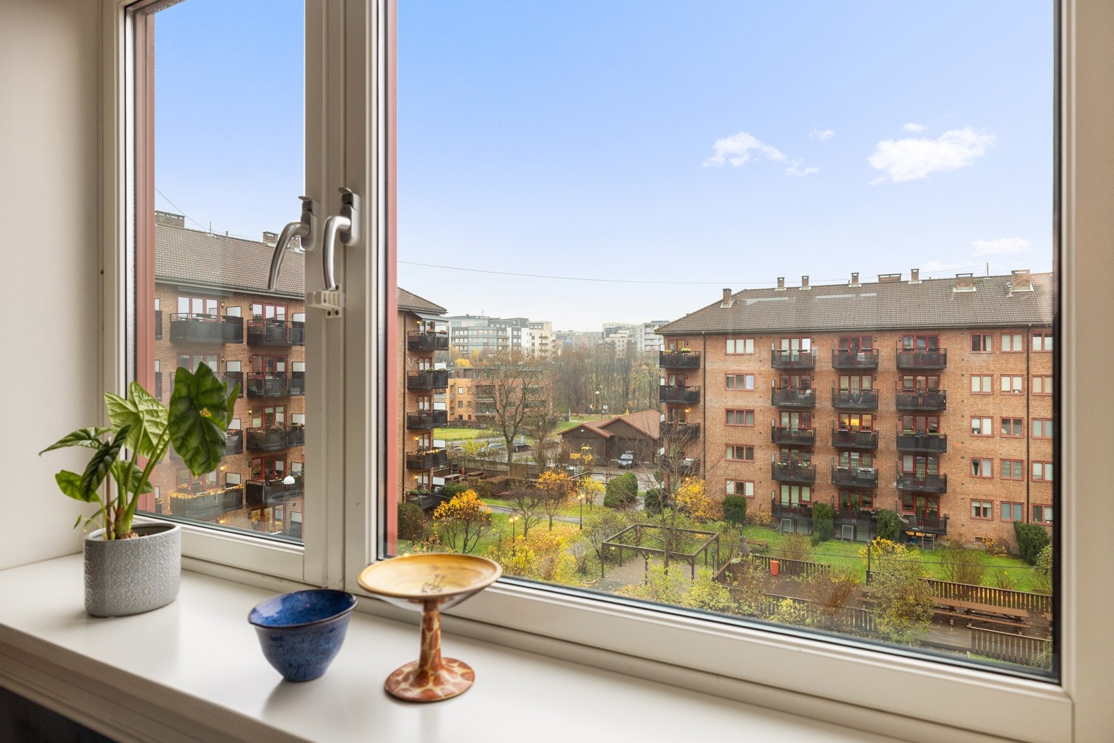 Hyggelig utsyn fra soveromsvinduet. Galleribilde