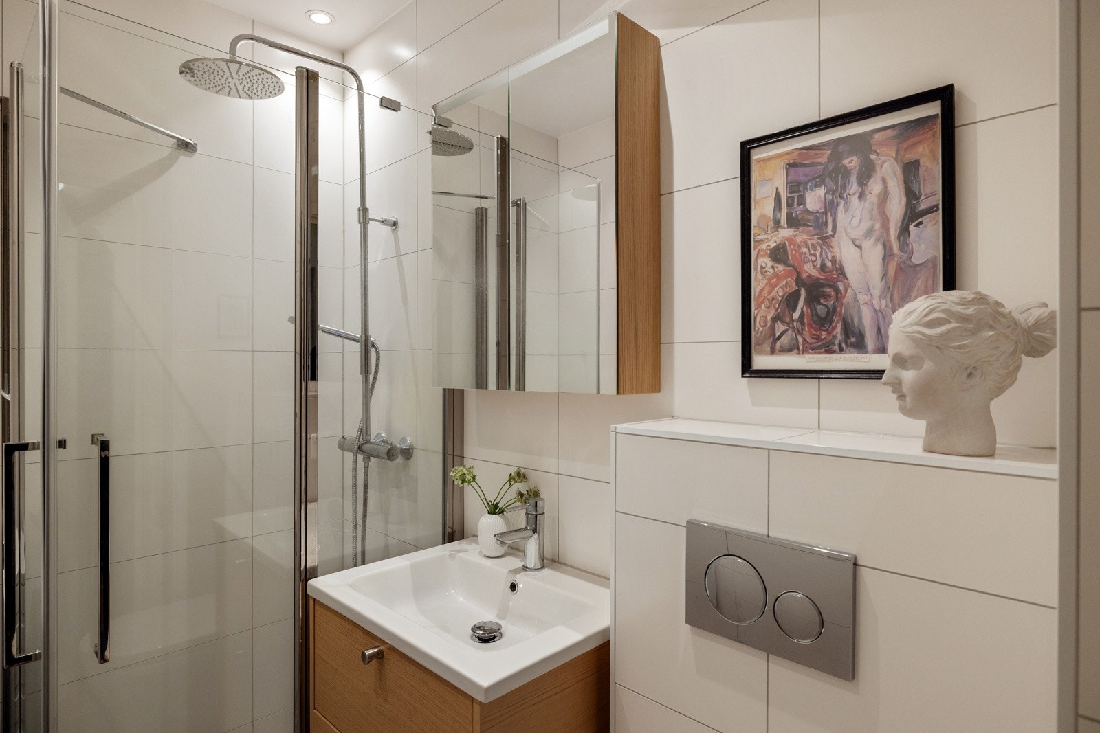 Badet har moderne innrending og tidløst flisvalg. Galleribilde