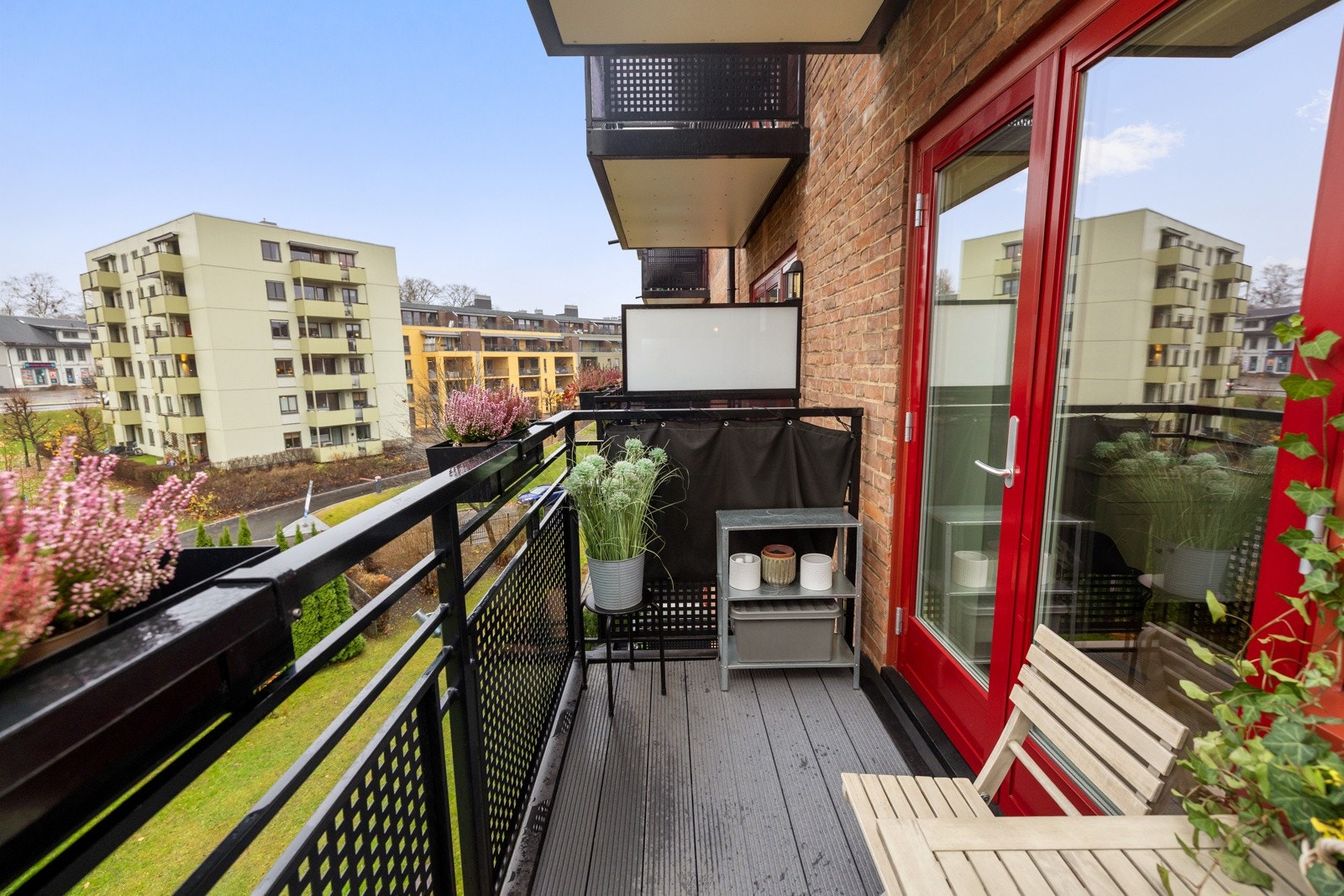 Slitesterkt gulv og koselige blomsterkasser på gelenderet. Galleribilde