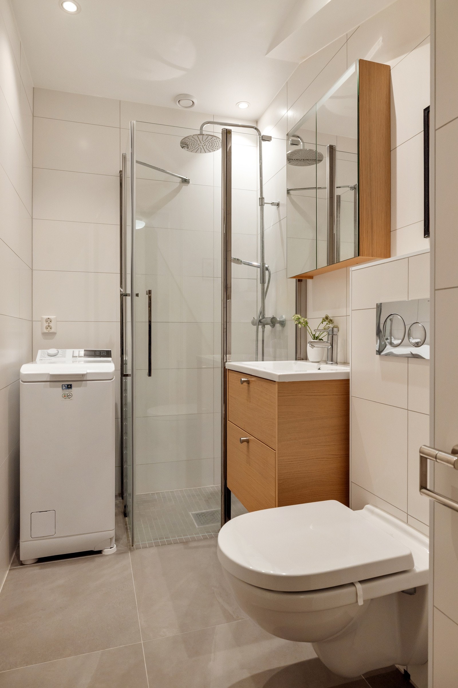 Badet har varmekabler på gulvet og opplegg for vaskemaskin. Galleribilde