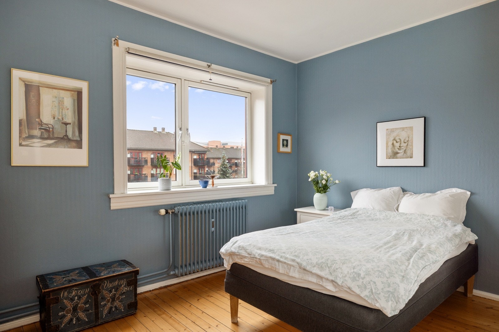 Romslig soverom som vender inn mot rolig gårdsrom. Galleribilde