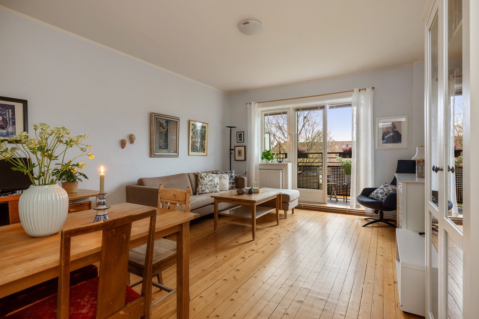 Dette er en gjennomgående og lys 2-roms med bra planløsining. Galleribilde