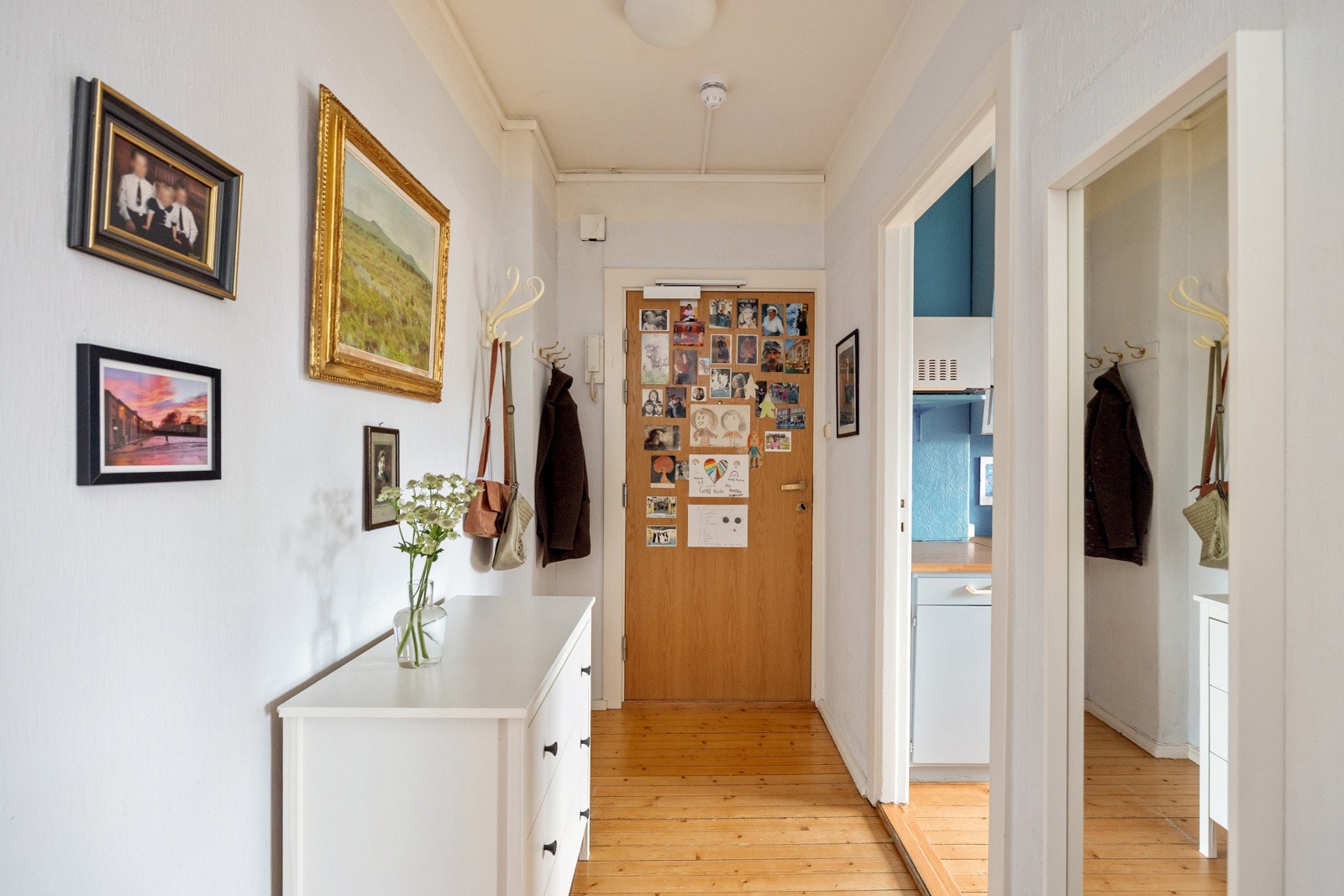 Entre med plass til sko og yttertøy. Galleribilde