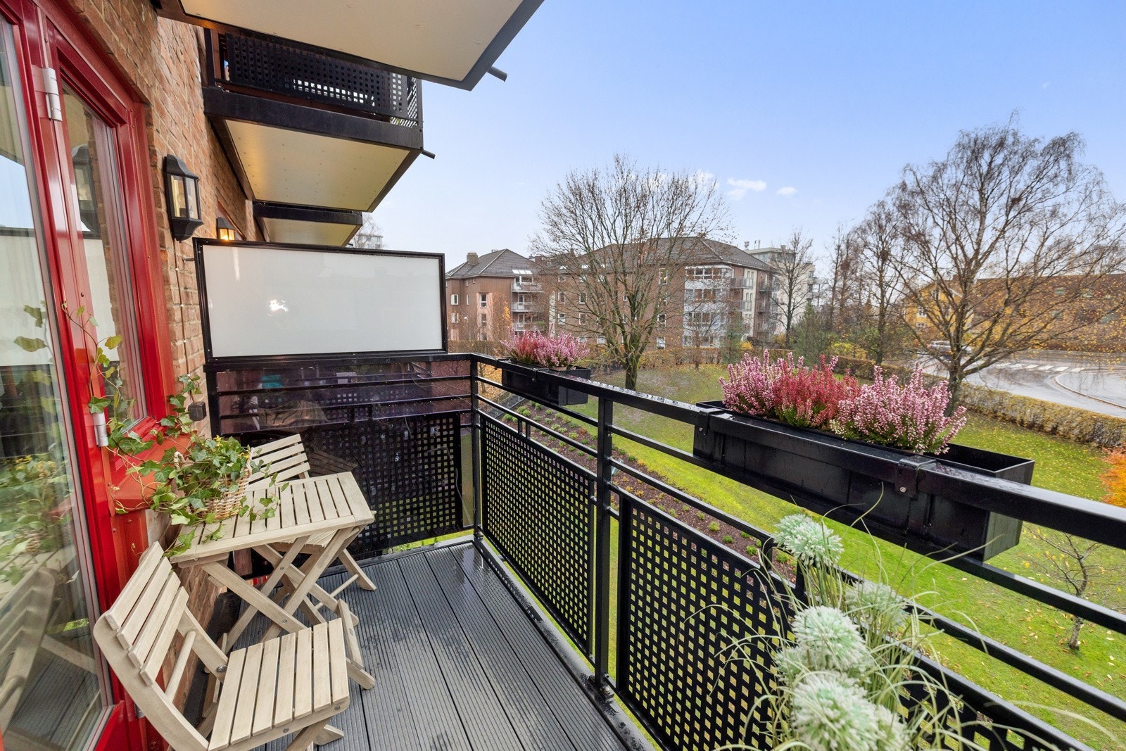 På balkongen er det plass til en liten spisegruppe og gass- og elektrisk grill er tillatt. Galleribilde