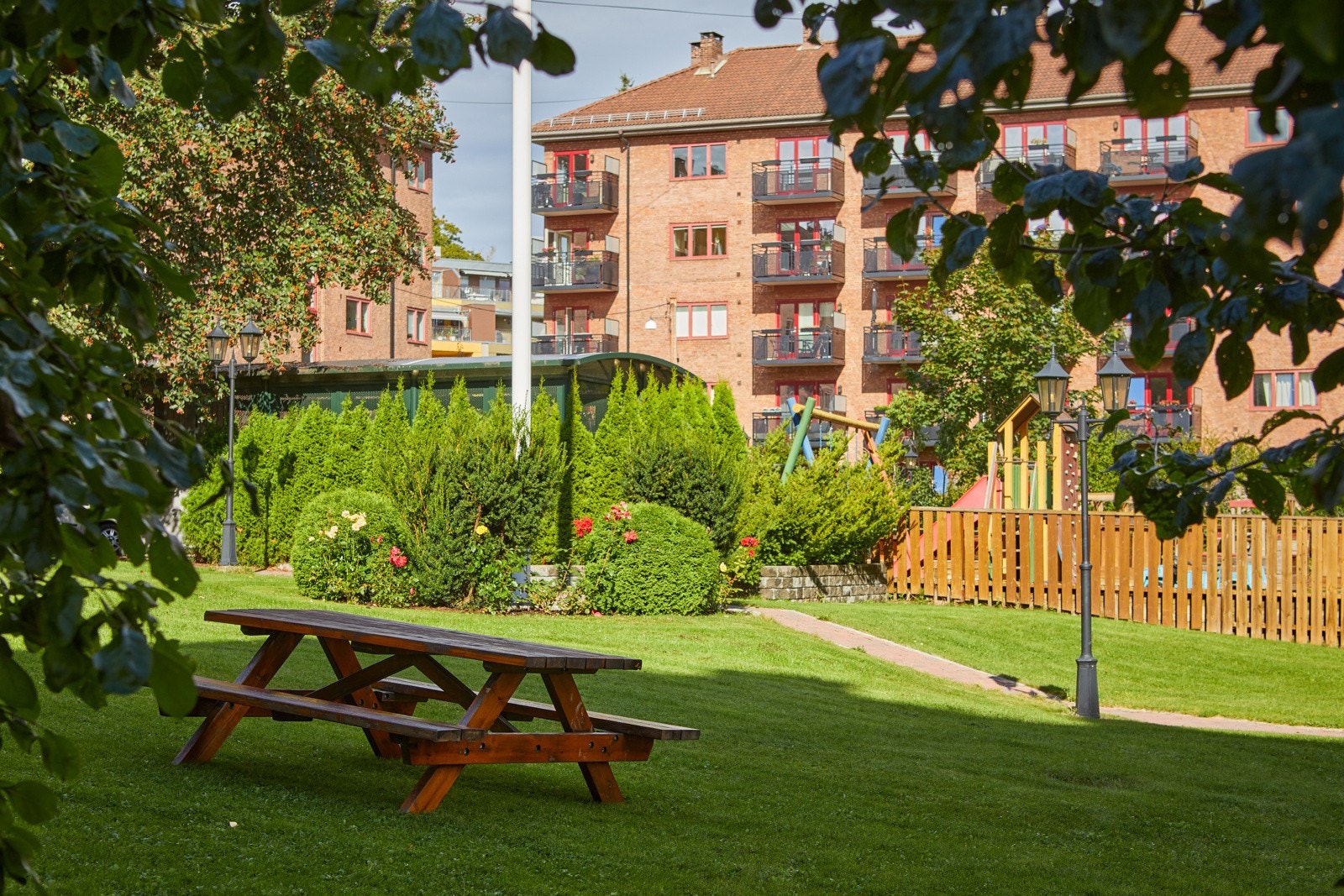 Det finnes mange ledige parkeringsplasser ledig for rimelig leie. Det er også lademuligheter på i bakgården. Galleribilde