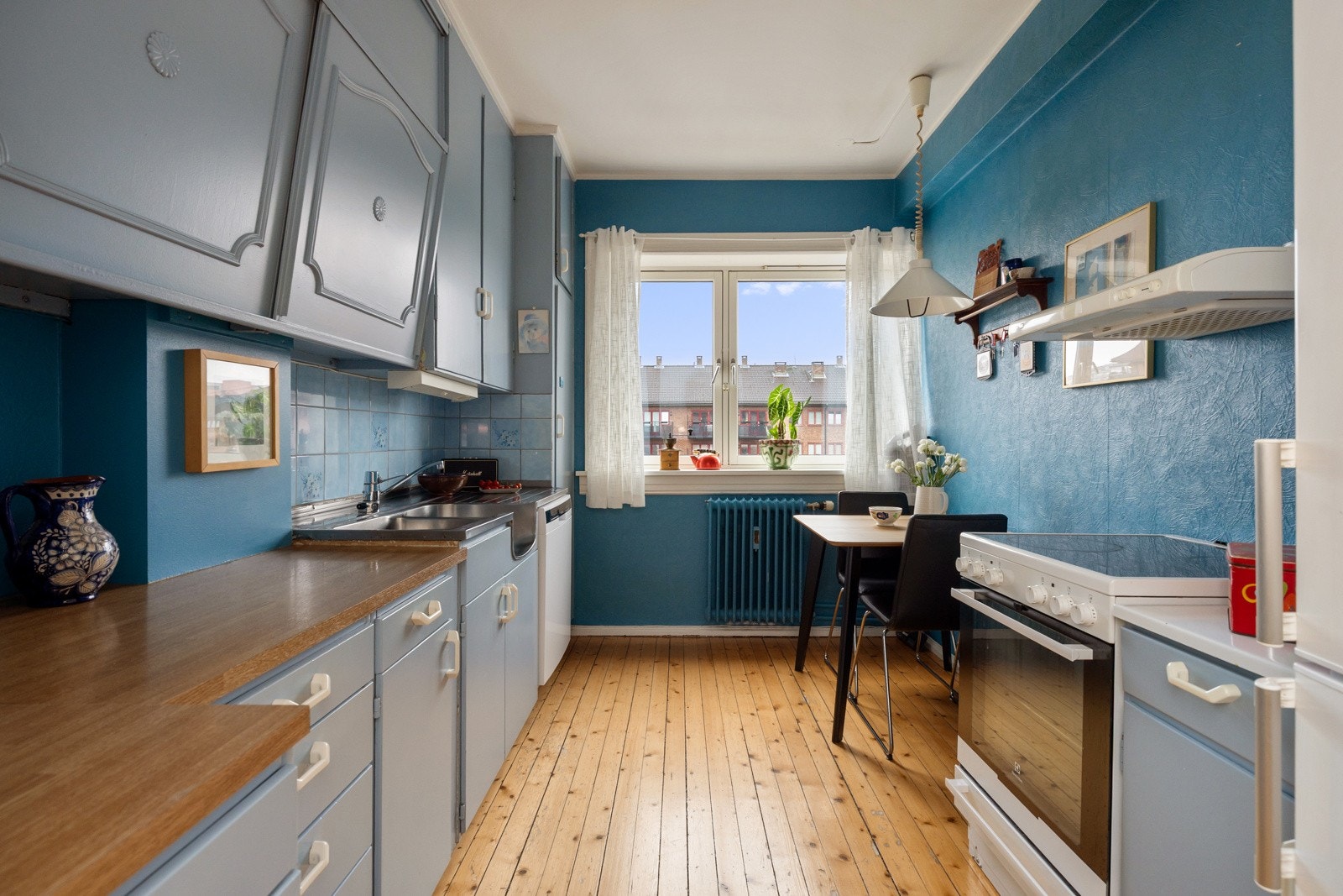 Eldre kjøkken med massevis av muligheter. Galleribilde