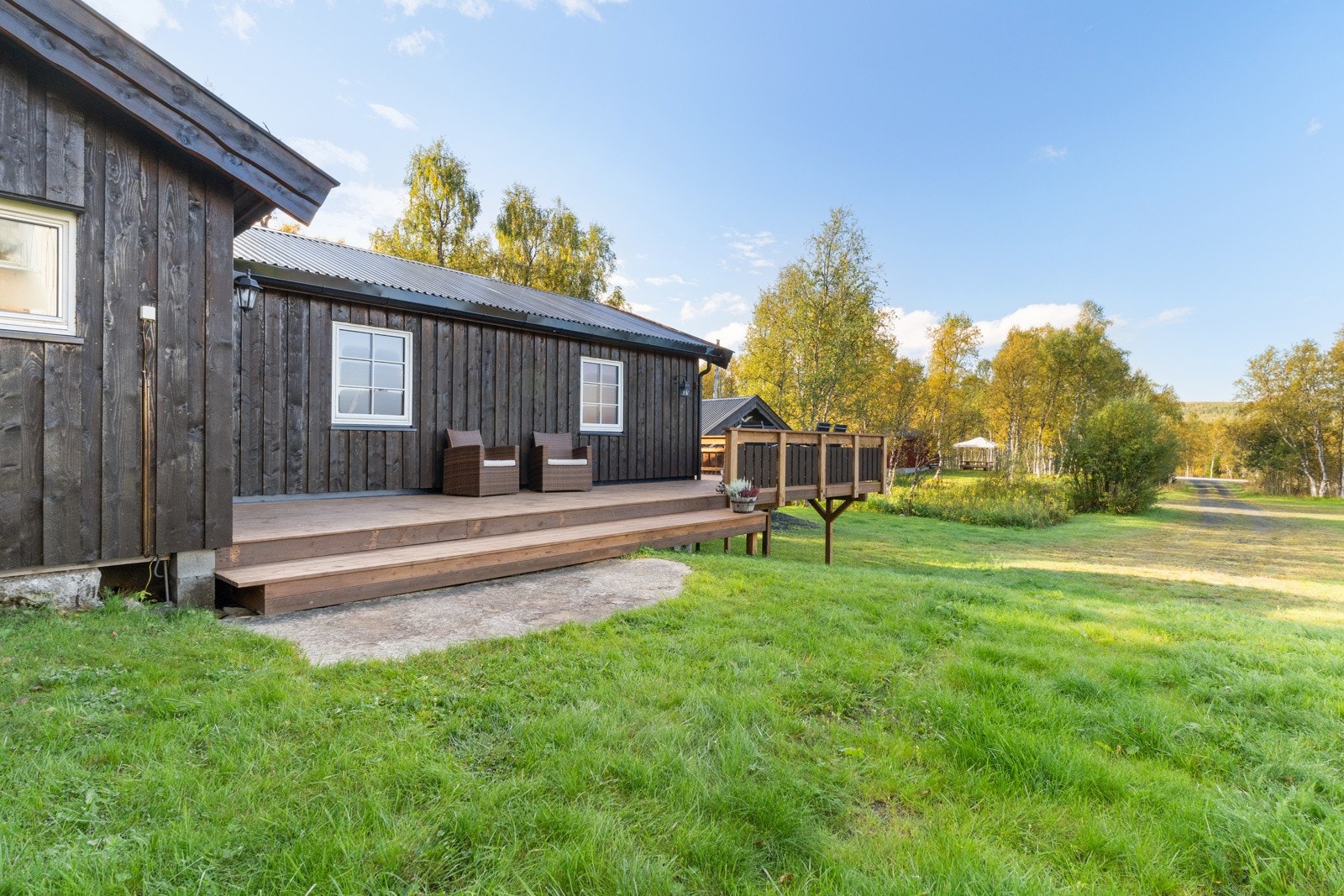 Det er enkel adkomst til fritidseiendommen, med helårsvei, og parkering i garasje og på egen tomt. Galleribilde