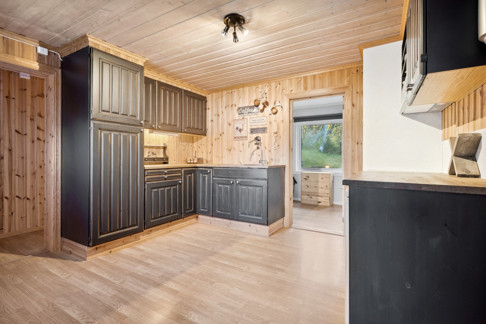 Fra vindfanget kommer du inn på kjøkkenet som har heltre innredning. Galleribilde