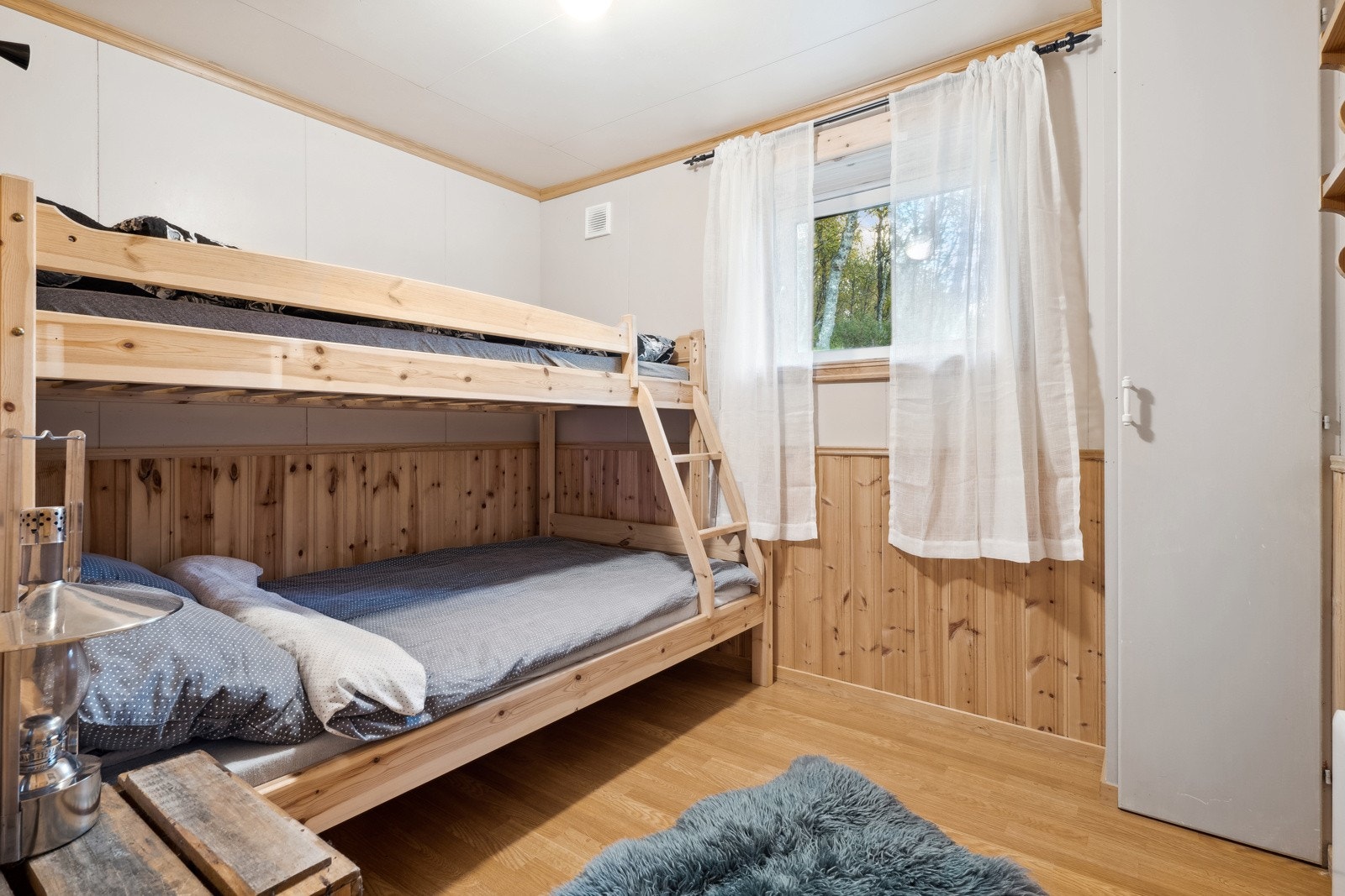 Soverom på 7 kvm. Rommet er innredet med familiekøye. Galleribilde