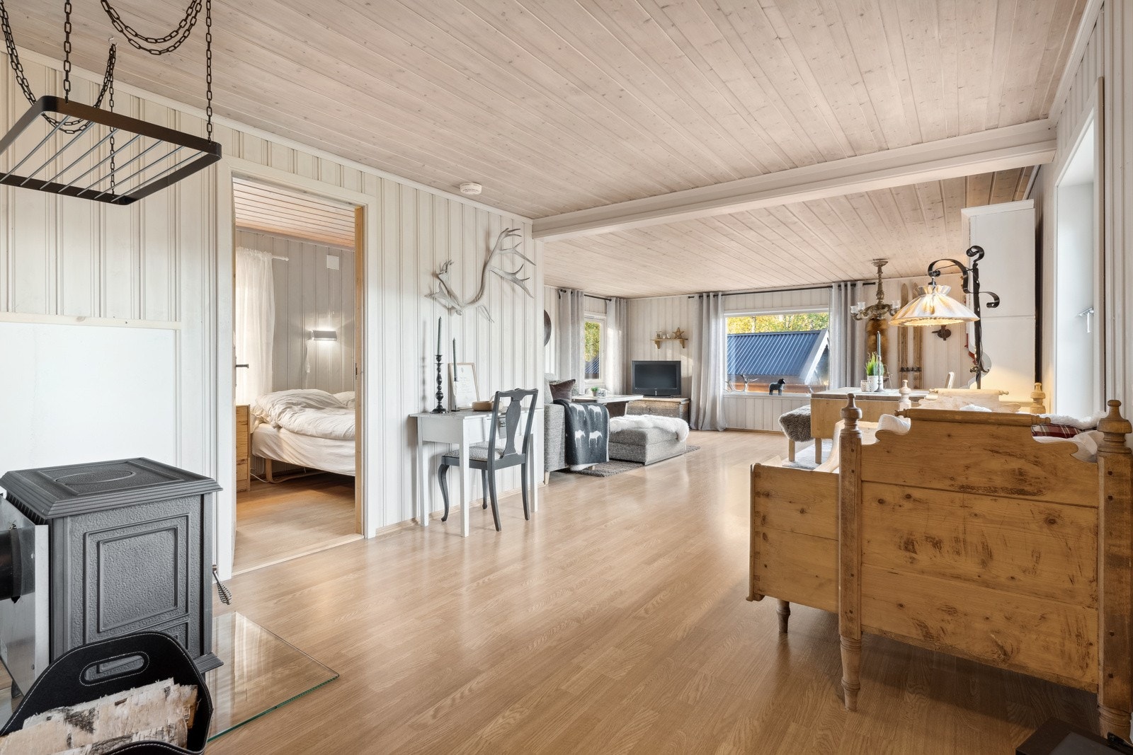 Stue - soverom 1 kan sees til venstre i bildet. Galleribilde