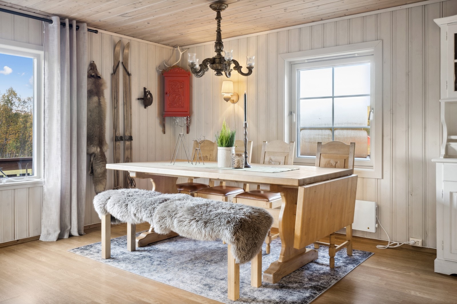 Stuen har god plass til spisebord. Galleribilde