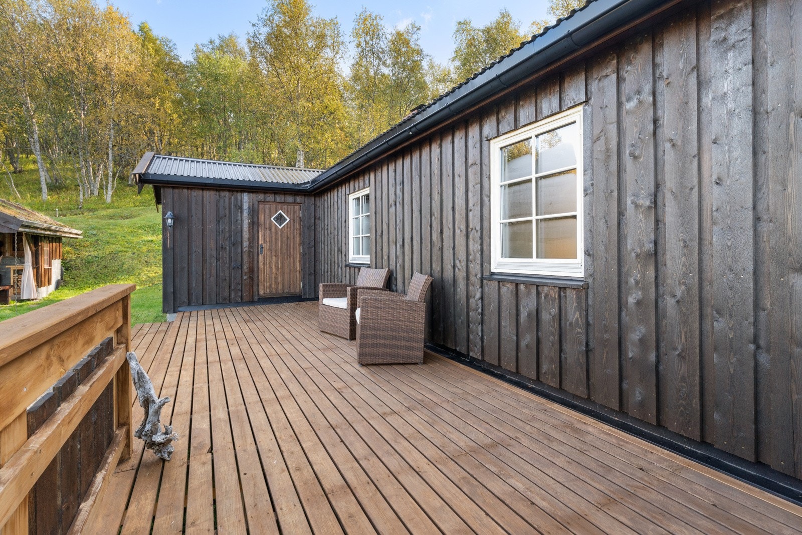 Utvendig er det en herlig veranda på 38 kvm med lang solgang, samt en pent opparbeidet tomt med plen. Galleribilde