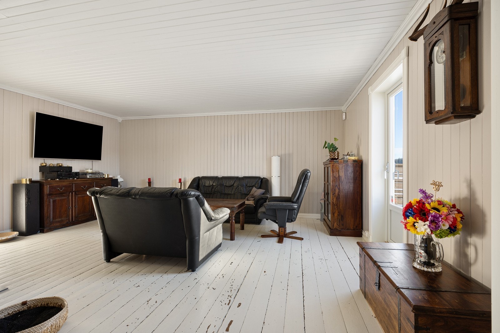 En romslig tv-stue med utgang til hagen. Galleribilde