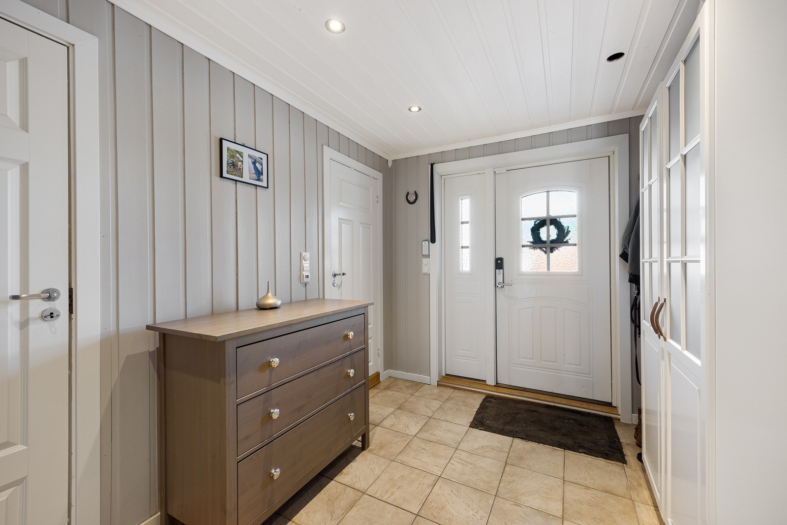 Lys og innbydende entré med garderobeløsning. Galleribilde