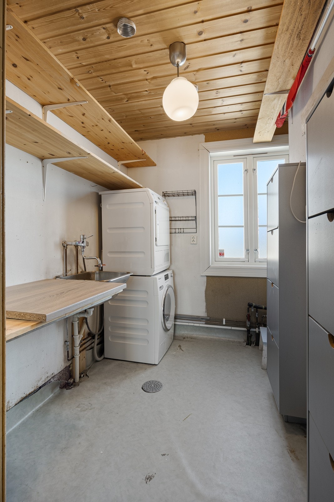 Vaskerom med opplegg for vaskemaskin og tørketrommel. Galleribilde