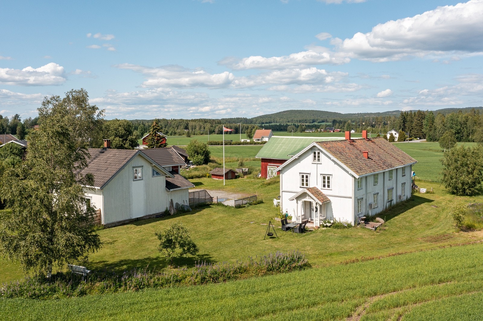 Eikebergveien 24 har mest sannsynlig opprinnelse fra 1780 og ble flyttet til tunet. Nummer 22 ble oppført rundt 1900 i laft og tilbygd i 2006. Galleribilde