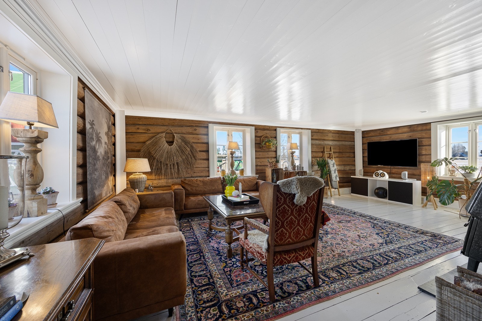 Den flotte hovedstuen får godt dagslys og har landlig utsikt fra sprossevinduer på tre sider. Galleribilde