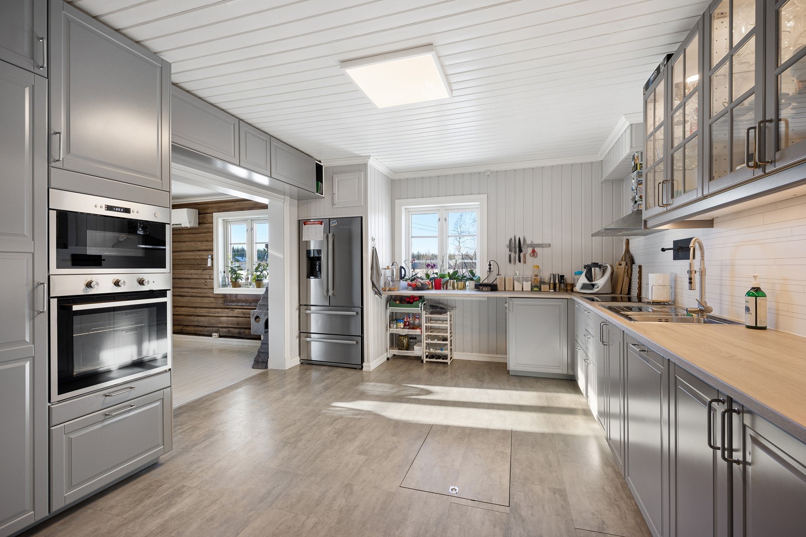 Stekeovn, mikrobølgeovn, oppvaskmaskin og indusjonstopp er integrert i innredningen. Galleribilde