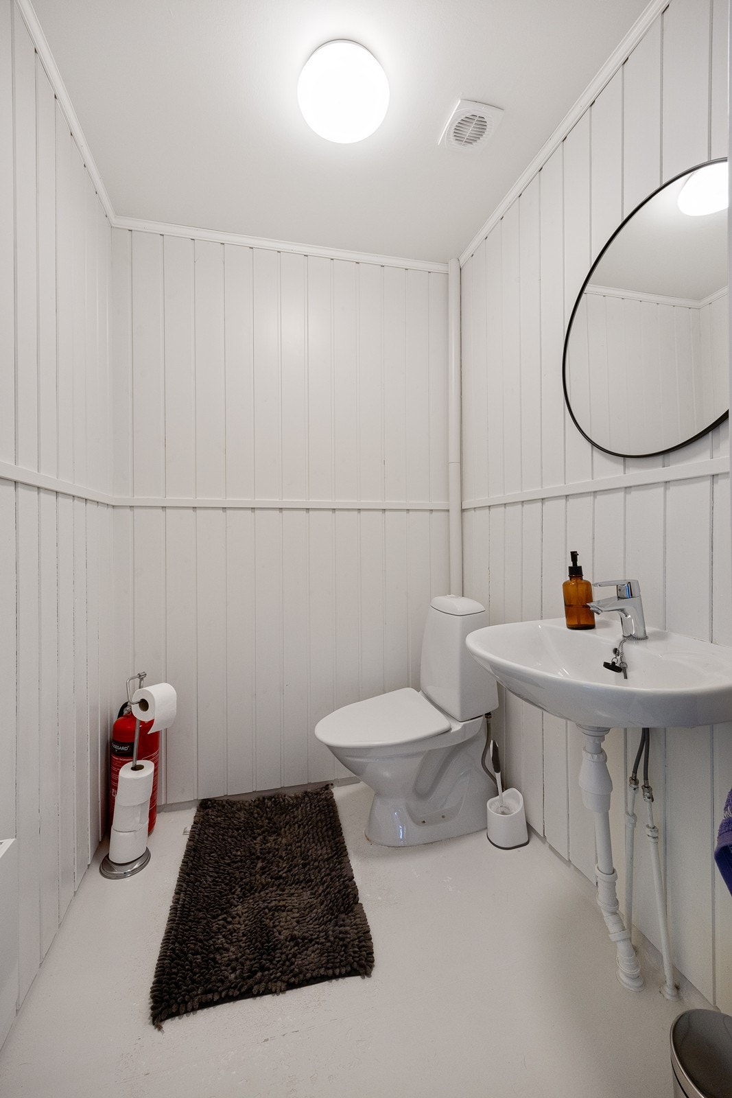 Toalettrommet er innredet med servant, toalett og panelovn til oppvarming. Galleribilde