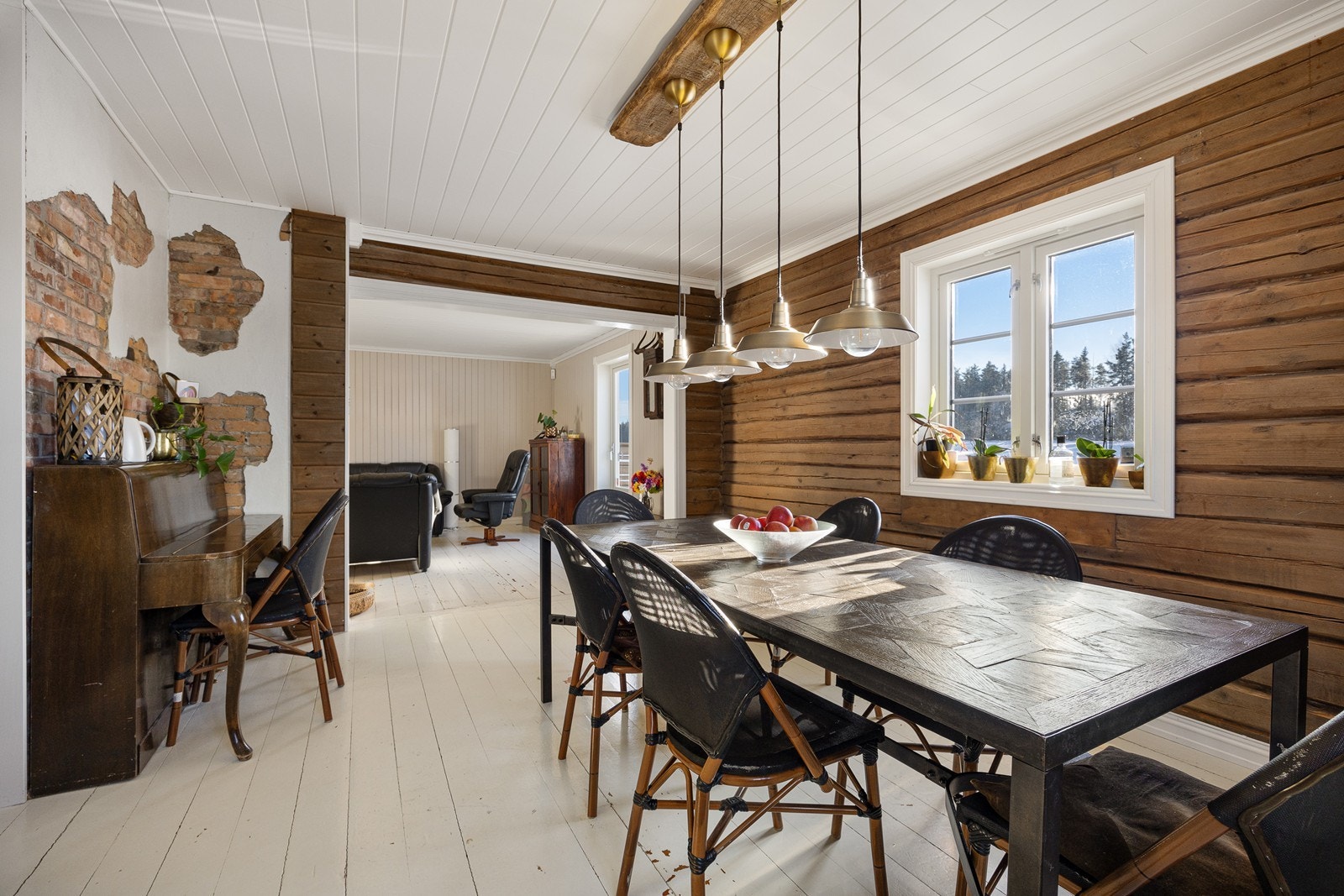 Spisestuen har åpen løsning mot stue. Galleribilde