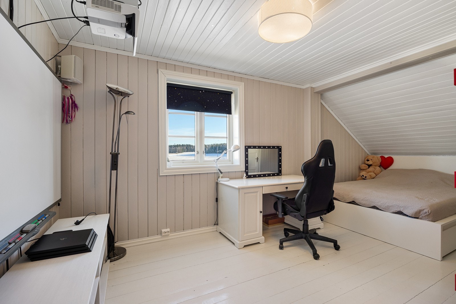 Soverom med walk-in closet. Galleribilde