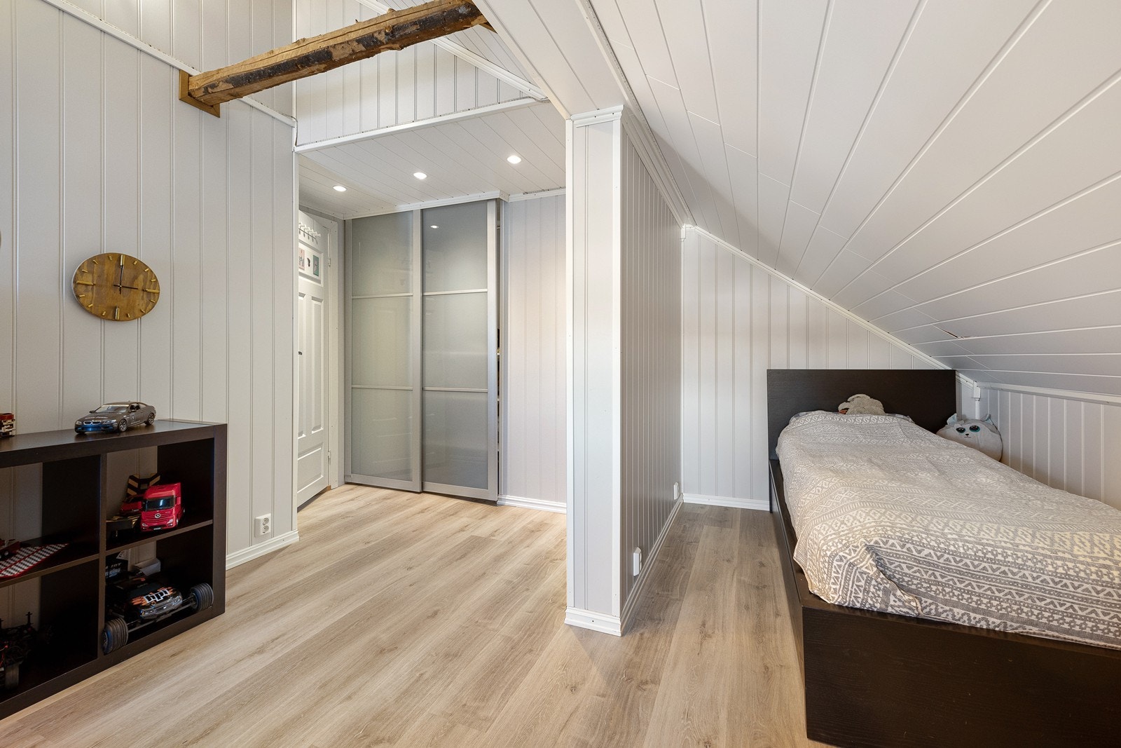 Soverom med garderobeskap. Galleribilde