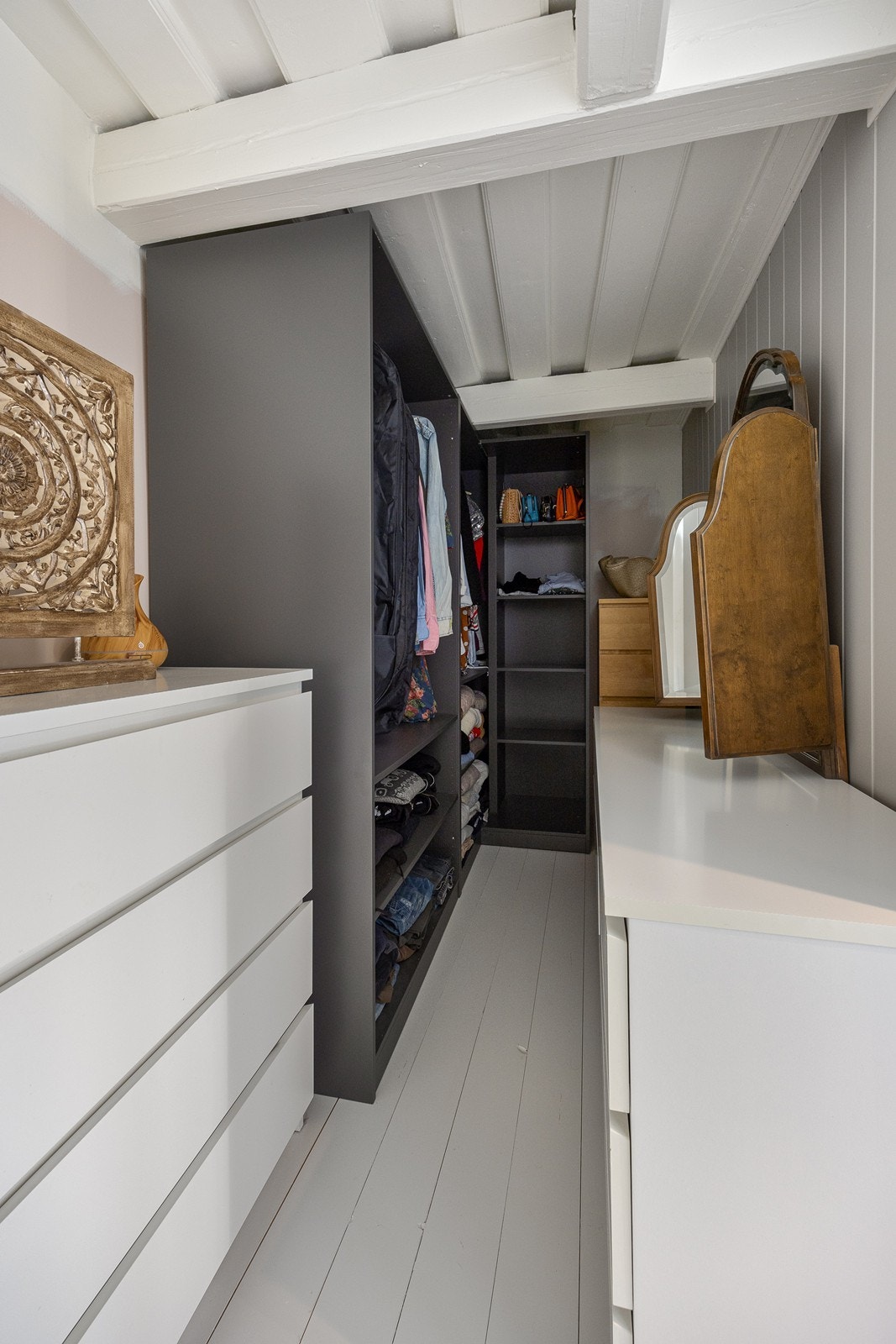 Walk-in closet. Galleribilde