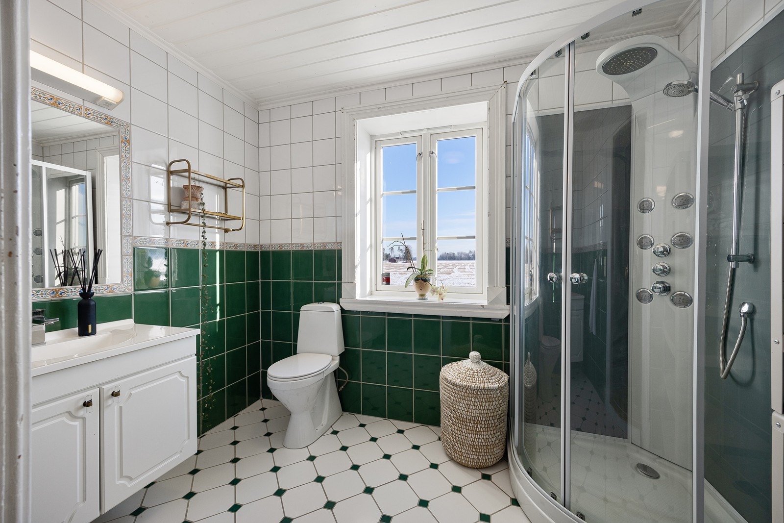 Flislagt baderom med gulvvarme. Innredet med servant i baderomsinnredning, toalett og dusjkabinett. Galleribilde