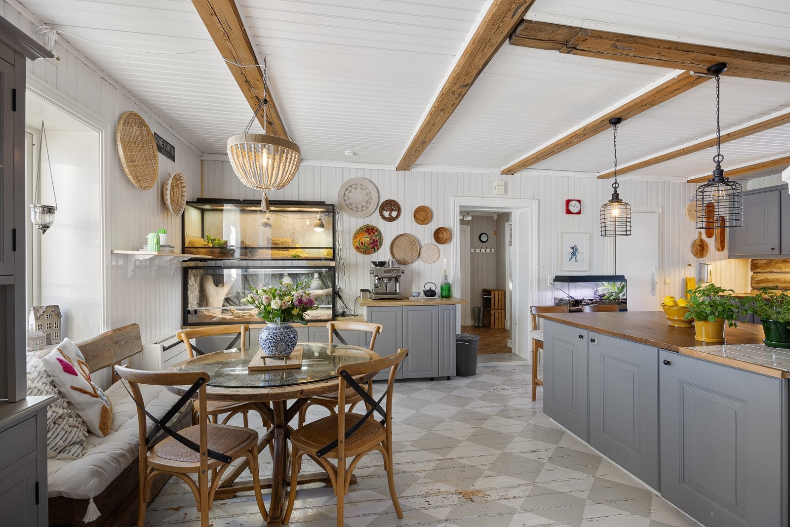 Øya har også god skapplass med praktisk barløsning. Galleribilde