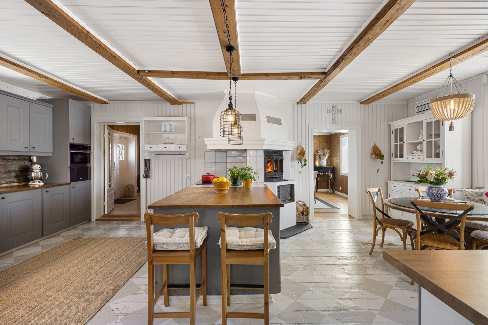 Kjøkkenet har integrert mikrobølgeovn og varmeskuff fra Miele og opplegg for oppvaskmaskin. Galleribilde